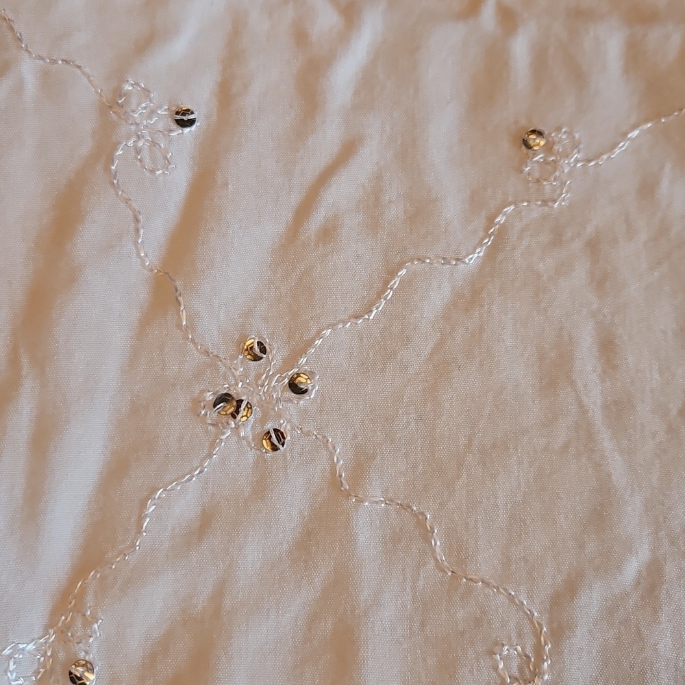 Elegant Cream Embroidered Scarf - Picture 2 of 2
